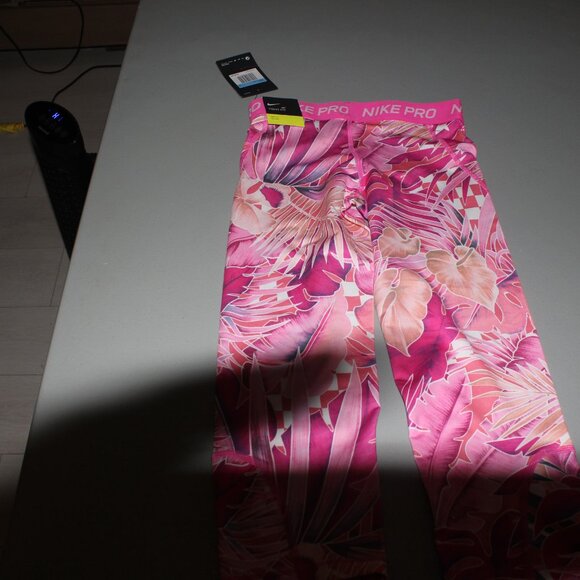 Pink Nike Pro Athletic Capris Size Medium New - Picture 4 of 5